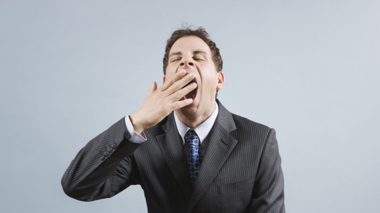 استشاري: كسر فقرات الرقبة بسبب التثاؤب نادر جدًا ويعود لأسباب متعددة .. فيديو