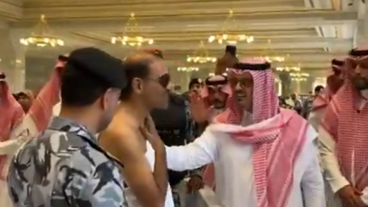 نائب أمير مكة يلتقي معتمراً ويطلب الدعاء لخادم الحرمين الشريفين وولي العهد .. فيديو
