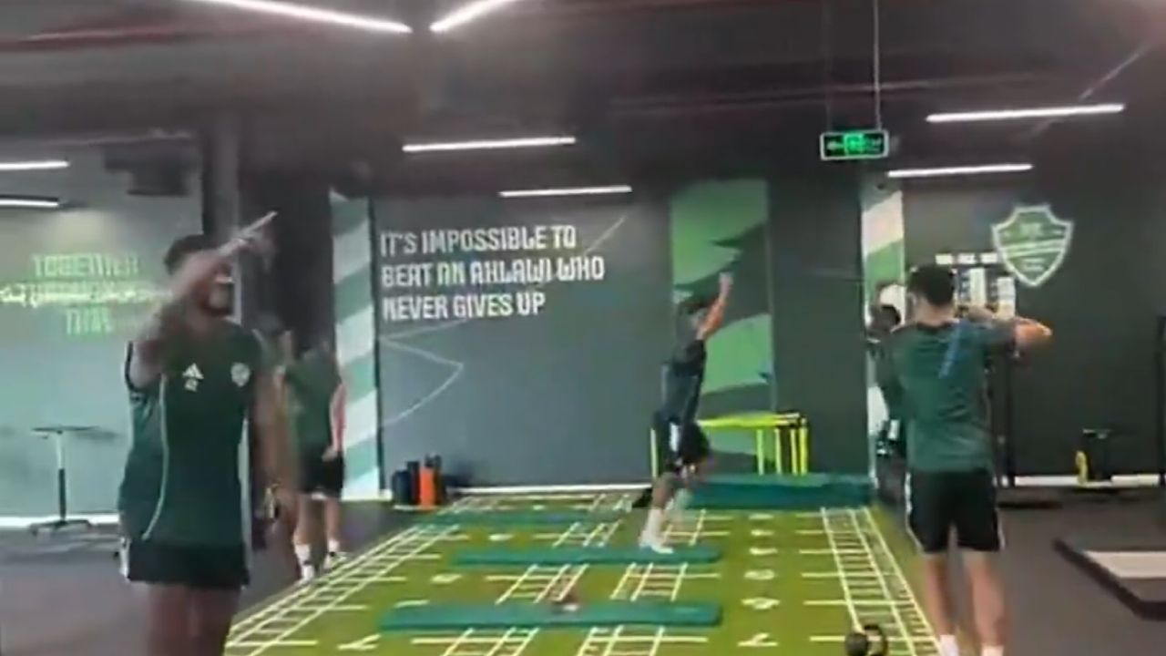 فرحة لاعبي الأهلي في التدريبات احتفالًا بقدوم شهر رمضان.. فيديو