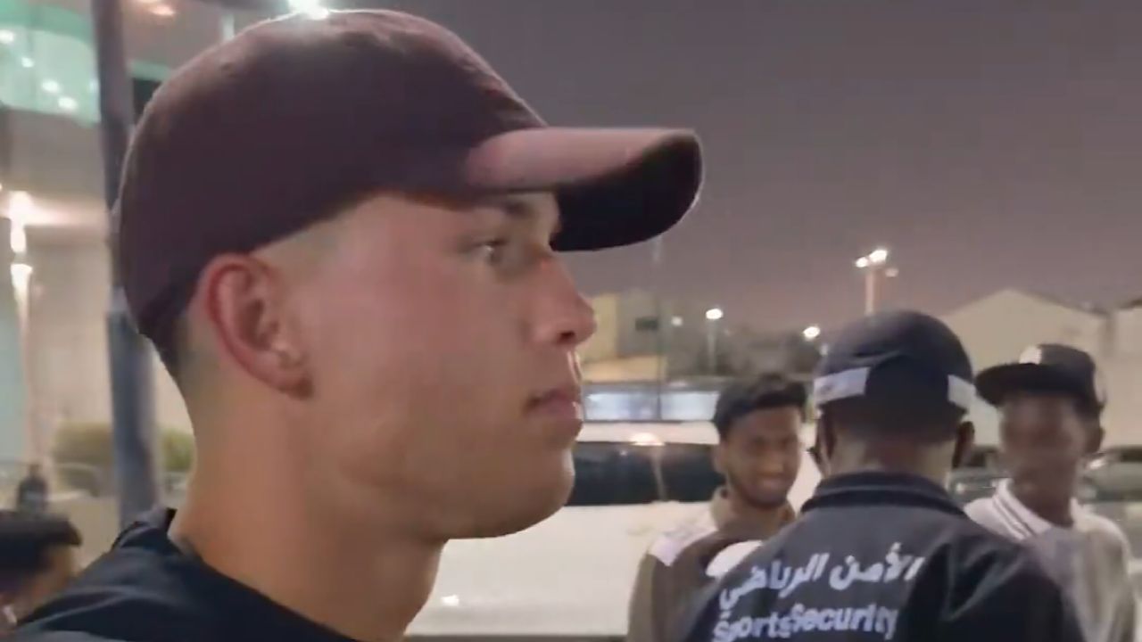 سيميتش يلفت الأنظار بهدوئه واستمتاعه بالطعام رغم محاصرته من الجماهير .. فيديو