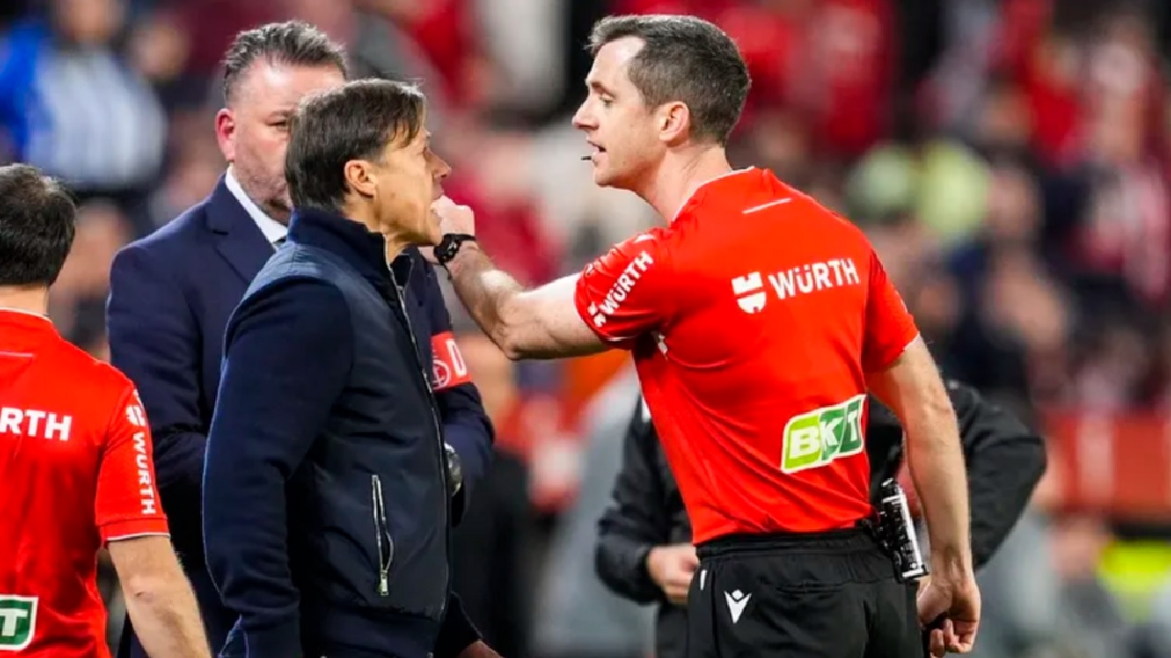 7 مباريات إيقاف لمدرب إشبيلية بسبب اعتراضه على التحكيم