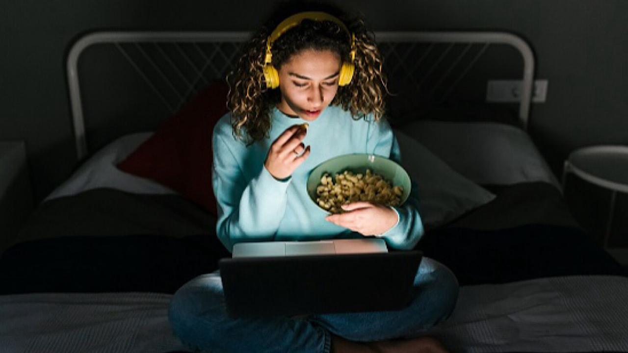 دراسة أمريكية: تعديل توقيت وجبة المساء يحسن صحة القلب والسكر