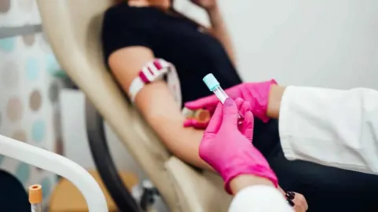 اختبار دم جديد قد يكشف الخرف قبل ظهور الأعراض بسنوات طويلة