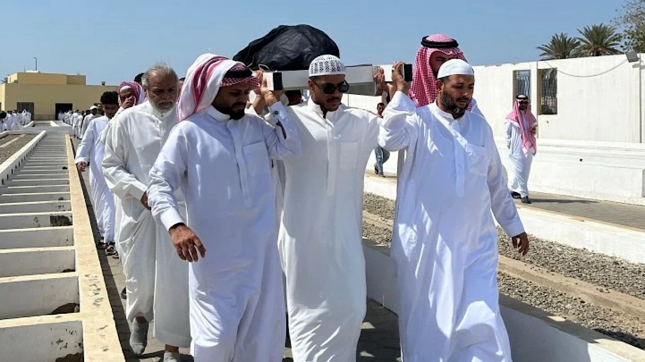 تشييع جثمان عبدالله القبيع إلى مثواه الأخير في مقبرة الفيصلية بجدة