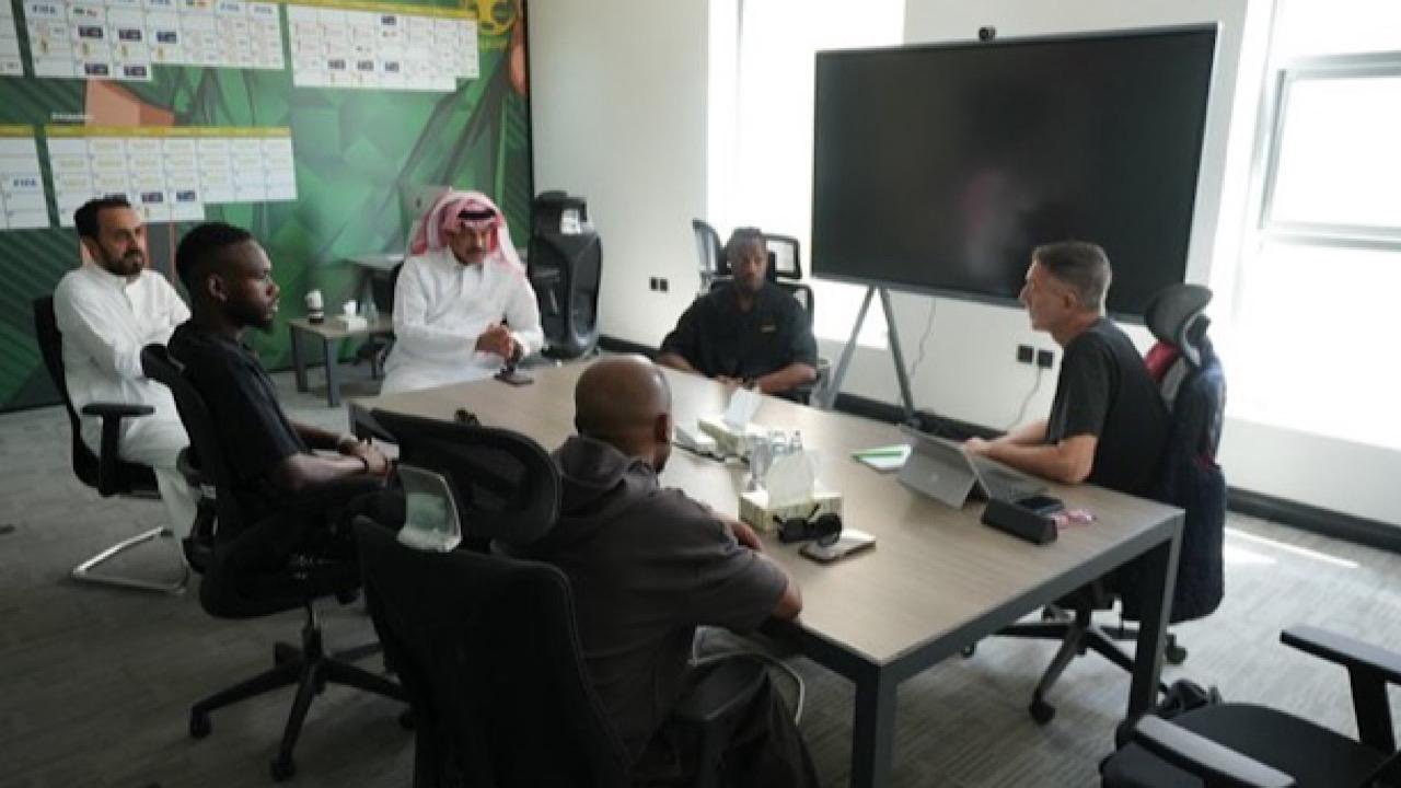 الجهاز الفني يلتقي بلاعبي الشباب والرياض استعدادًا لمونديال العالم.. صور