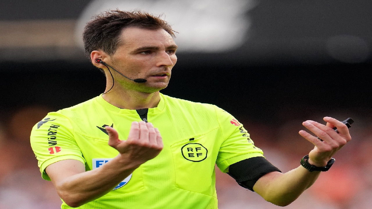 الإسباني بورغوس حكماً لكلاسيكو الهلال والاتحاد