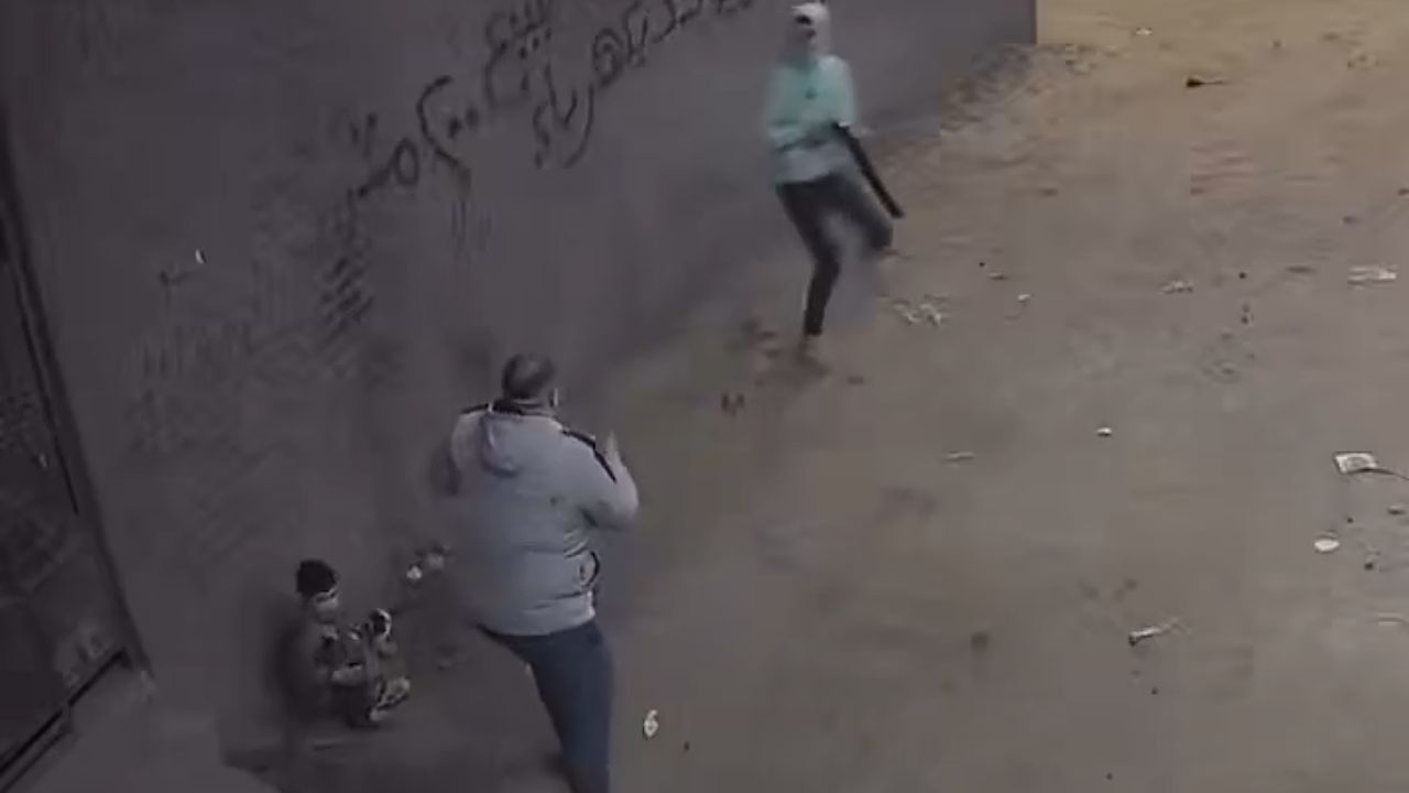 اعتداء مسلح يؤدي لبتر ساق طفل وإصابة والده بسبب خلاف عمل  .. فيديو