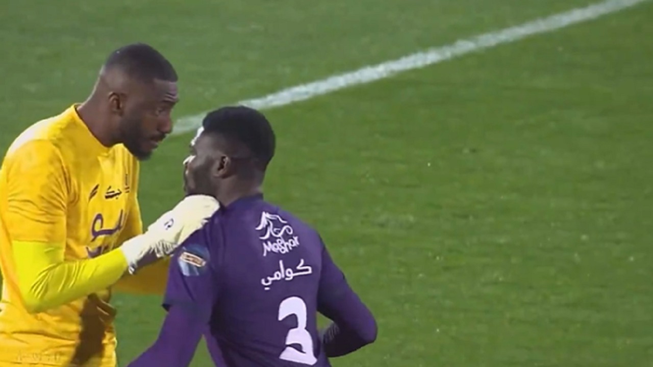 لحظة اشتباك حارس الجندل مع زميله .. فيديو