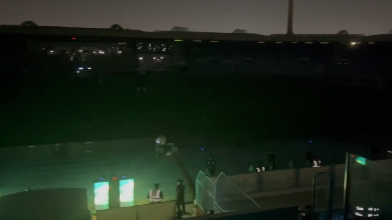 انقطاع الكهرباء يوقف مباراة الخليج ونيوم.. فيديو