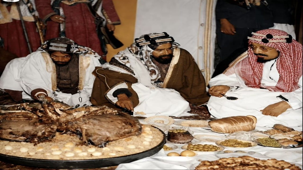 صورة نادرة من زيارة الملك عبدالعزيز آل سعود رحمه الله إلى البحرين