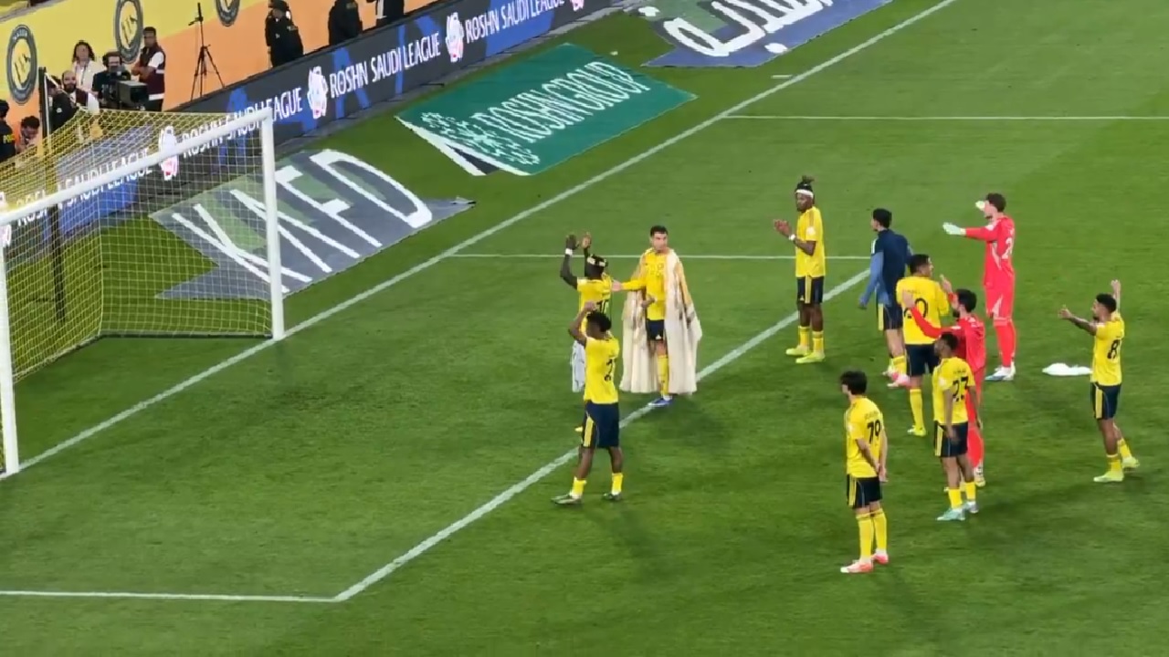 رونالدو يرتدي البشت احتفالاً بيوم التأسيس .. فيديو