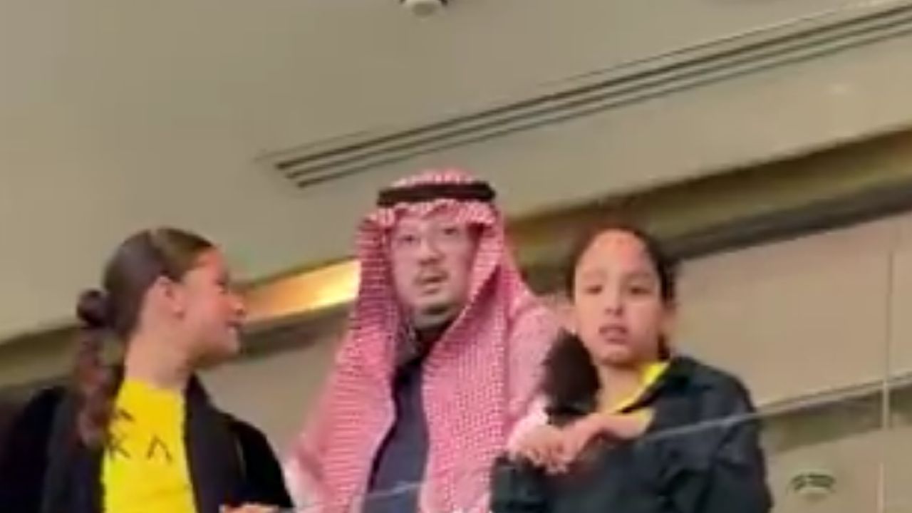 الأمير فيصل بن تركي في المدرجات برفقة أطفاله لدعم النصر .. فيديو