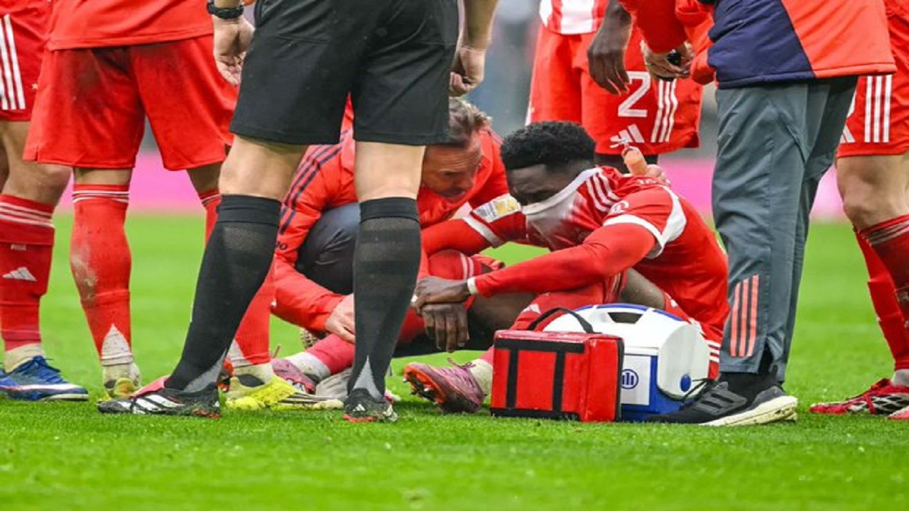 ألفونسو ديفيز يغادر مباراة فرانكفورت مصابا