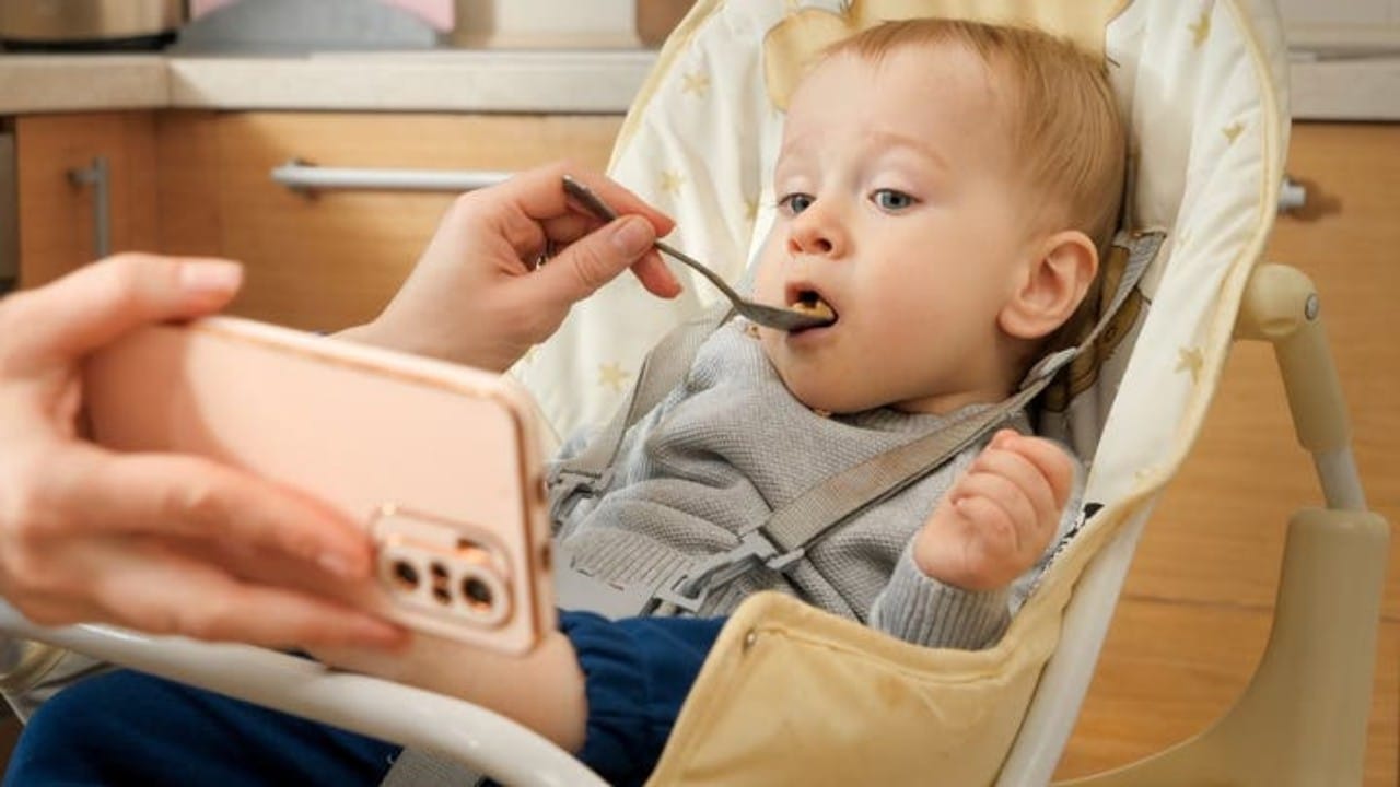 التعرض المكثف للشاشات قبل سنّ الثانية يؤثر في نمو الدماغ