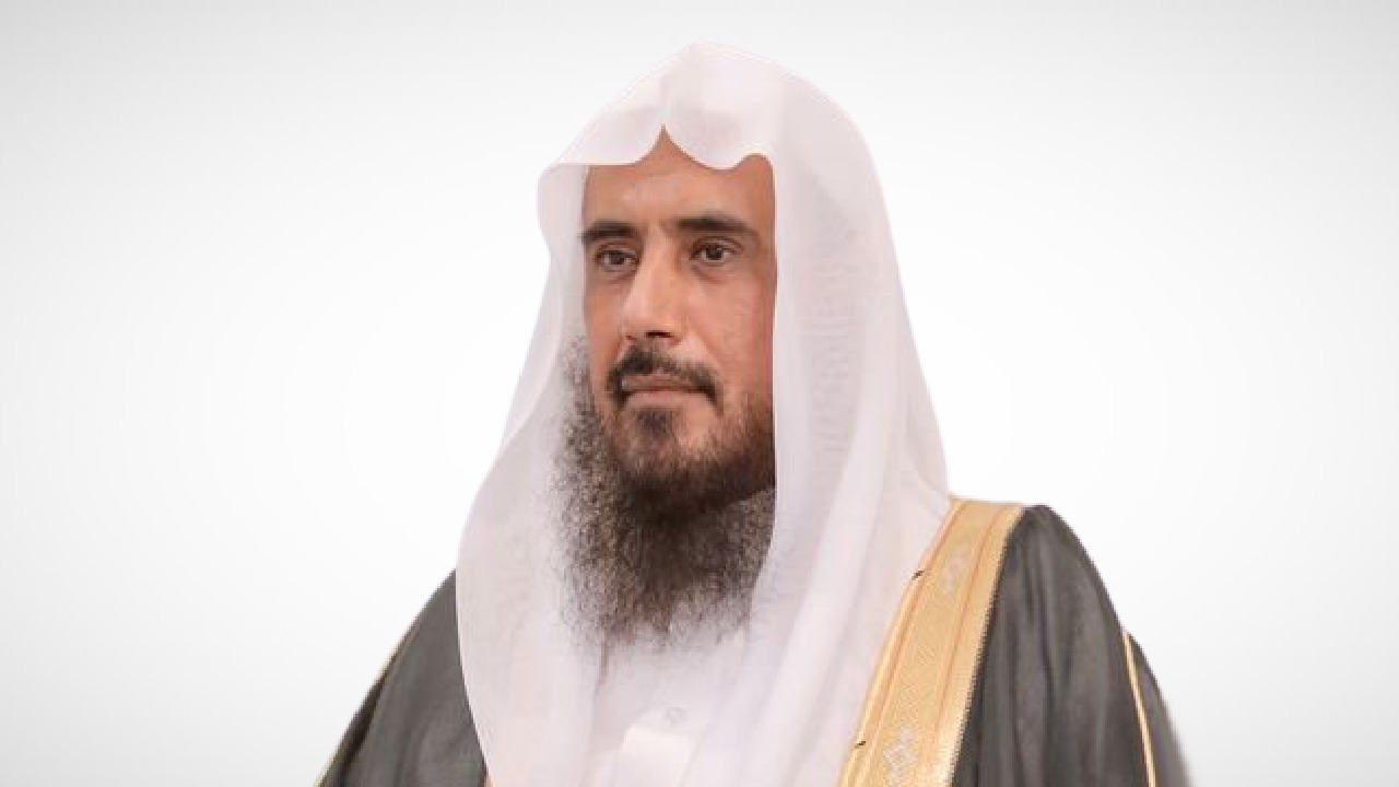 حكم إعطاء الأمّ نجلَها المحتاج أموالاً دون باقي إخوتِه.. فيديو