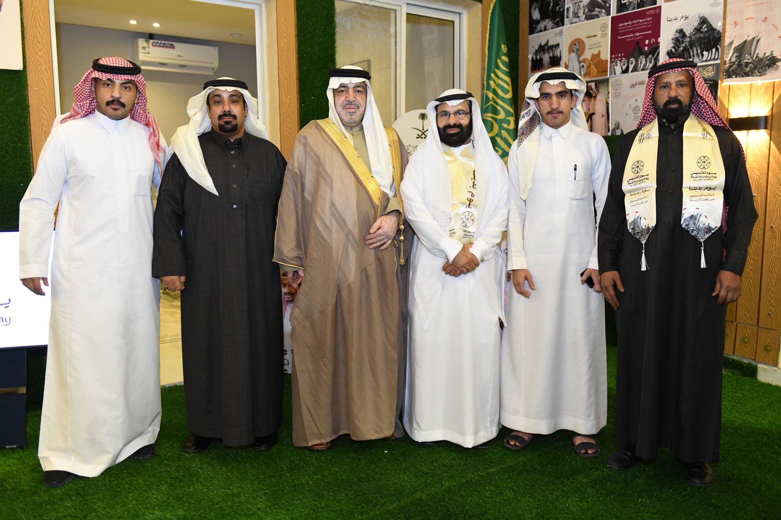 يوم التأسيس يجمع الجيران والأصدقاء والوجهاء بمنزل المواطن فهد الشمري .. فيديو