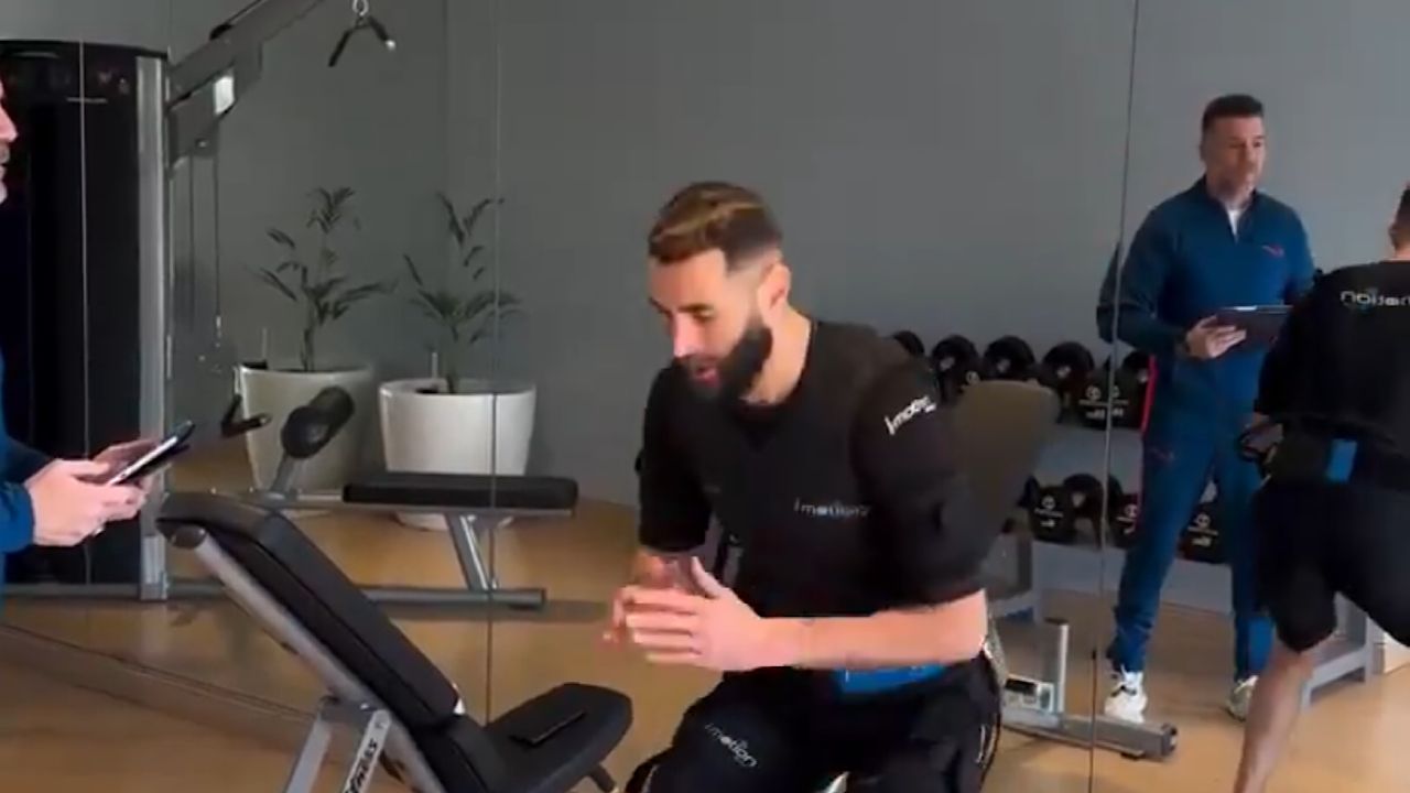 بنزيما يواصل تدريباته برفقة مدربه الخاص .. فيديو