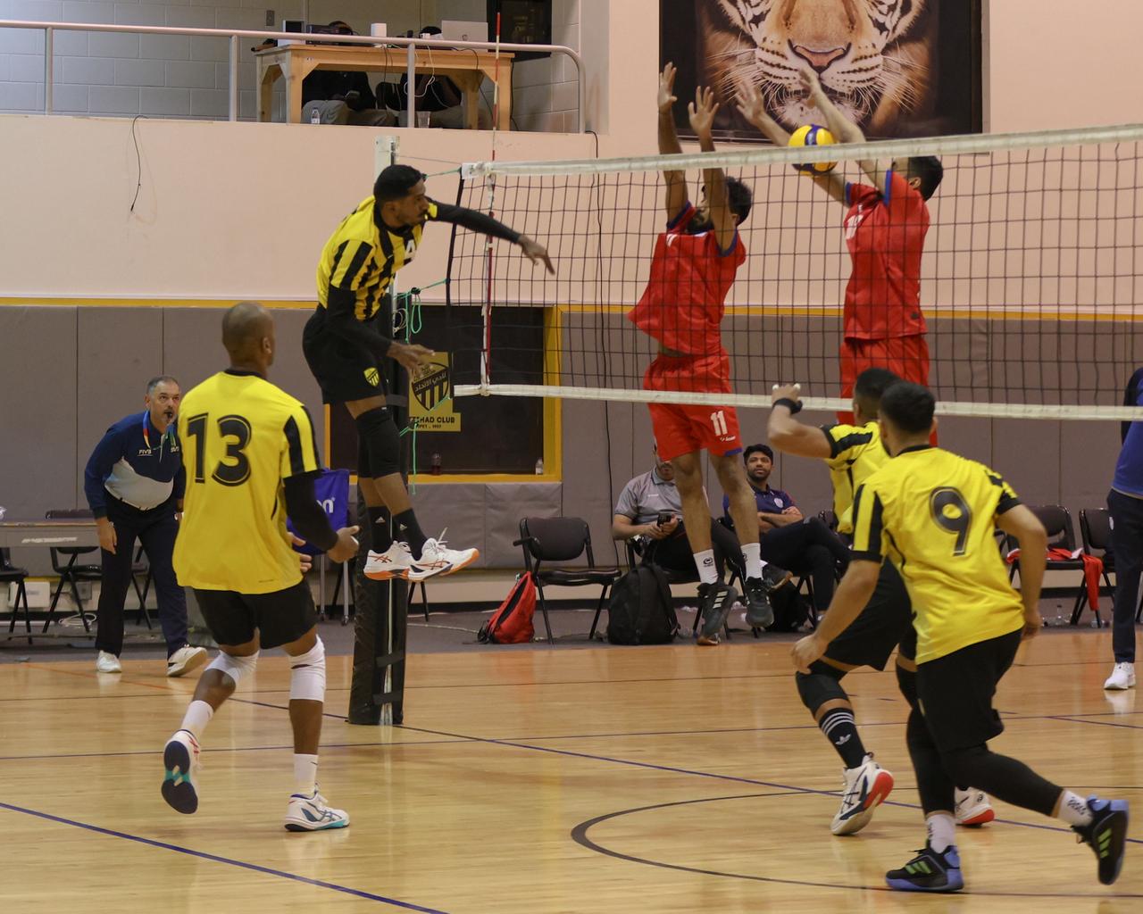 الهلال يكسب الأهلي ويحسم صدارة ممتاز الطائرة