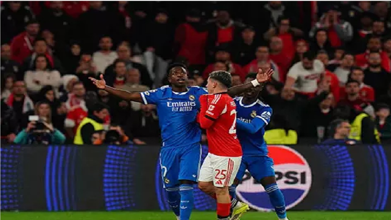 يويفا يقرر إيقاف لاعب بنفيكا بعد إساءته لـ فينيسيوس جونيور