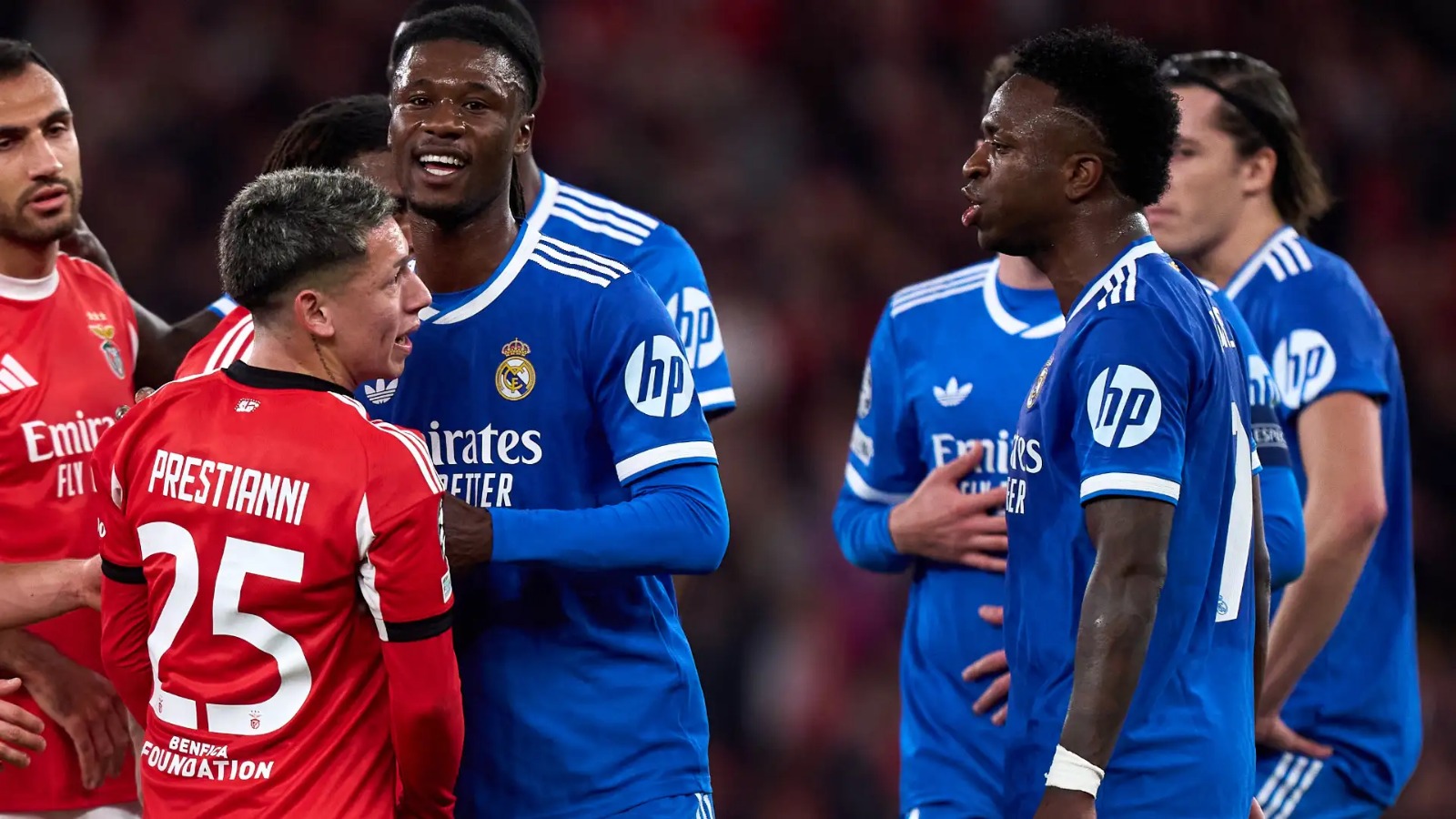 يويفا يقرر إيقاف لاعب بنفيكا بعد إساءته لـ فينيسيوس جونيور