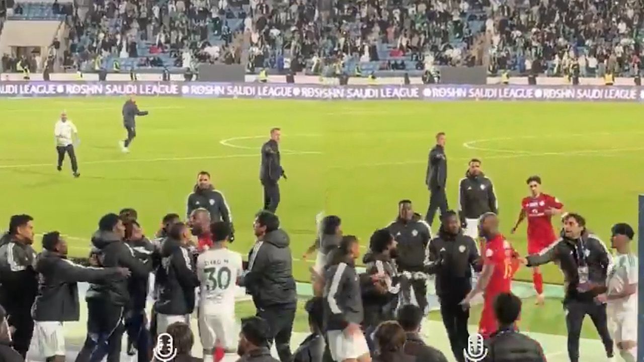 لحظة اشتباك مهاجم ضمك مع دكة بدلاء ⁧‫الأهلي‬⁩ .. فيديو