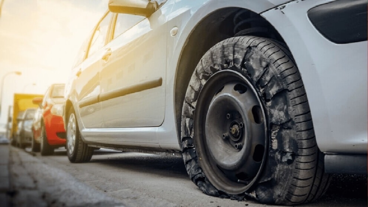 6 خطوات للتعامل مع انفجار إطار السيارة أثناء القيادة