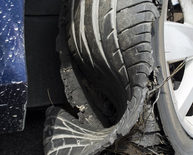 6 خطوات للتعامل مع انفجار إطار السيارة أثناء القيادة