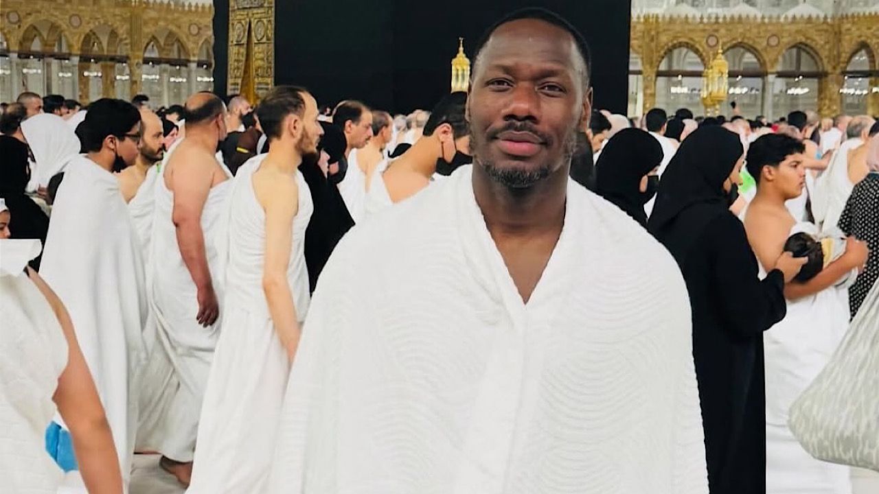 بابي ثياو مدرب منتخب السنغال يؤدي مناسك العمرة
