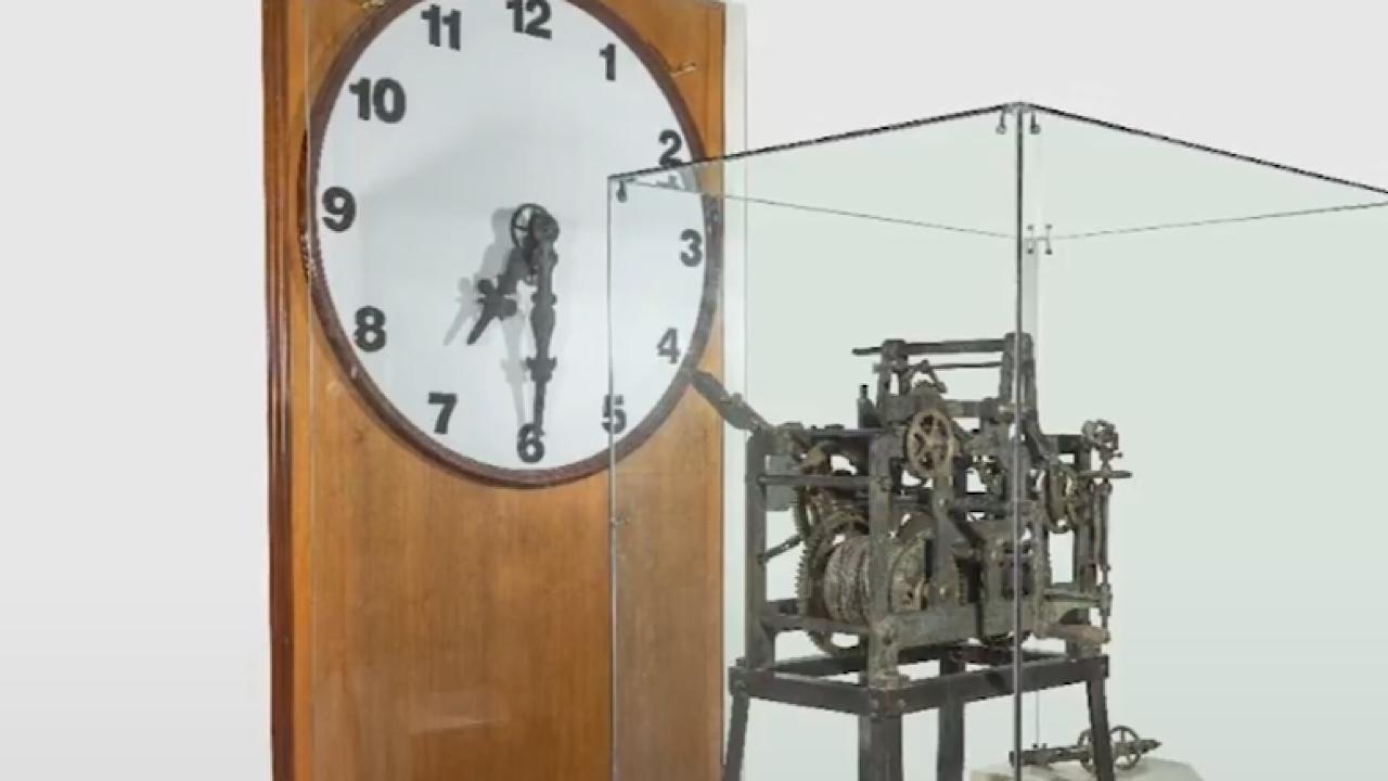 قصة تركيب أول ساعة ضخمة لتنظيم الصلاة في الحرم المكي ..فيديو