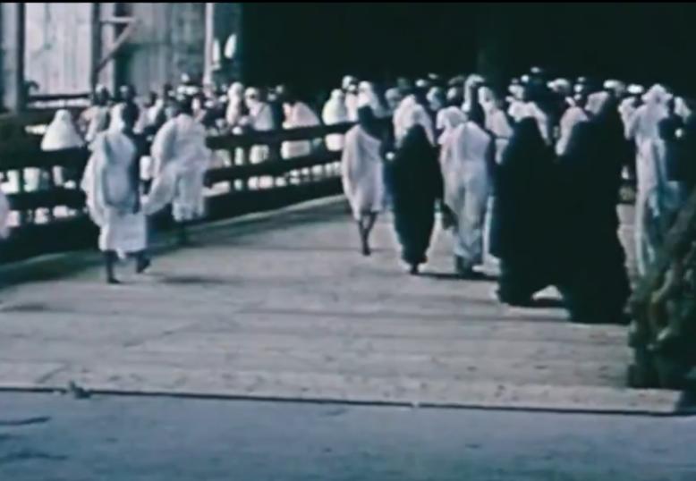 قصة تركيب أول ساعة ضخمة لتنظيم الصلاة في الحرم المكي ..فيديو