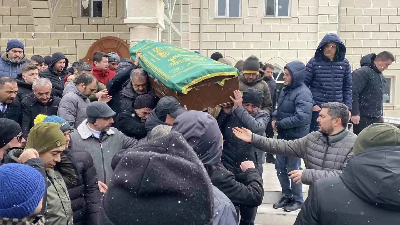 نوبة قلبية تنهي حياة أم عند قبر ابنها بعد انتحاره.. فيديو