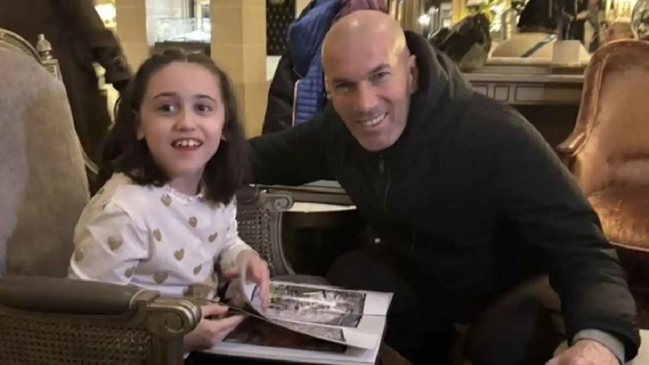 زيدان يجمع التبرعات لطفلة فرنسية مصابة بمرض نادر.. فيديو