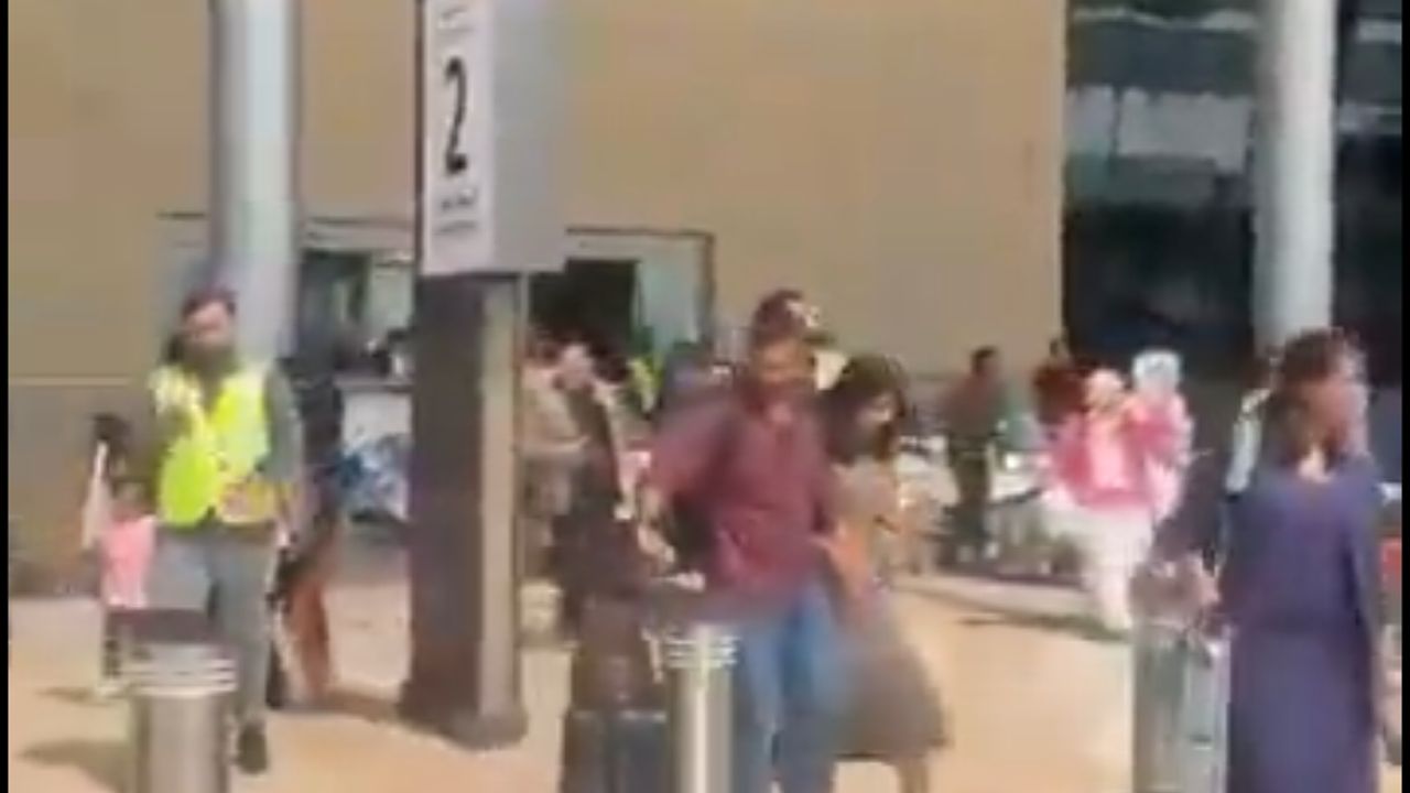 مطار البحرين الدولي يشهد مغادرة كثيفة للمسافرين وسط توترات إقليمية .. فيديو