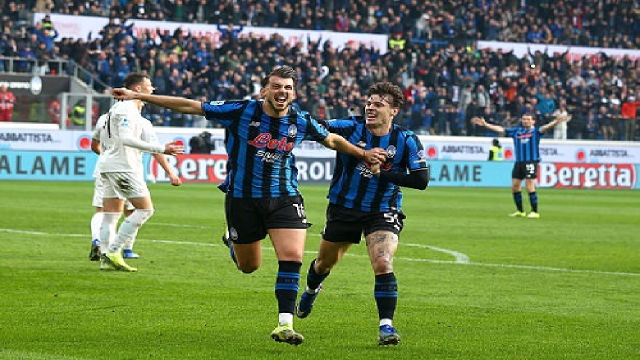 أتالانتا يقلب الطاولة ويهزم نابولي بثنائية