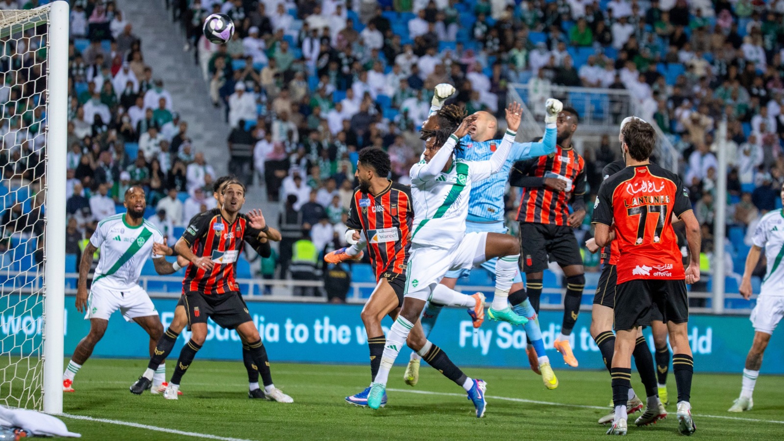 الأهلي يتغلب على الرياض ويتصدر الدوري
