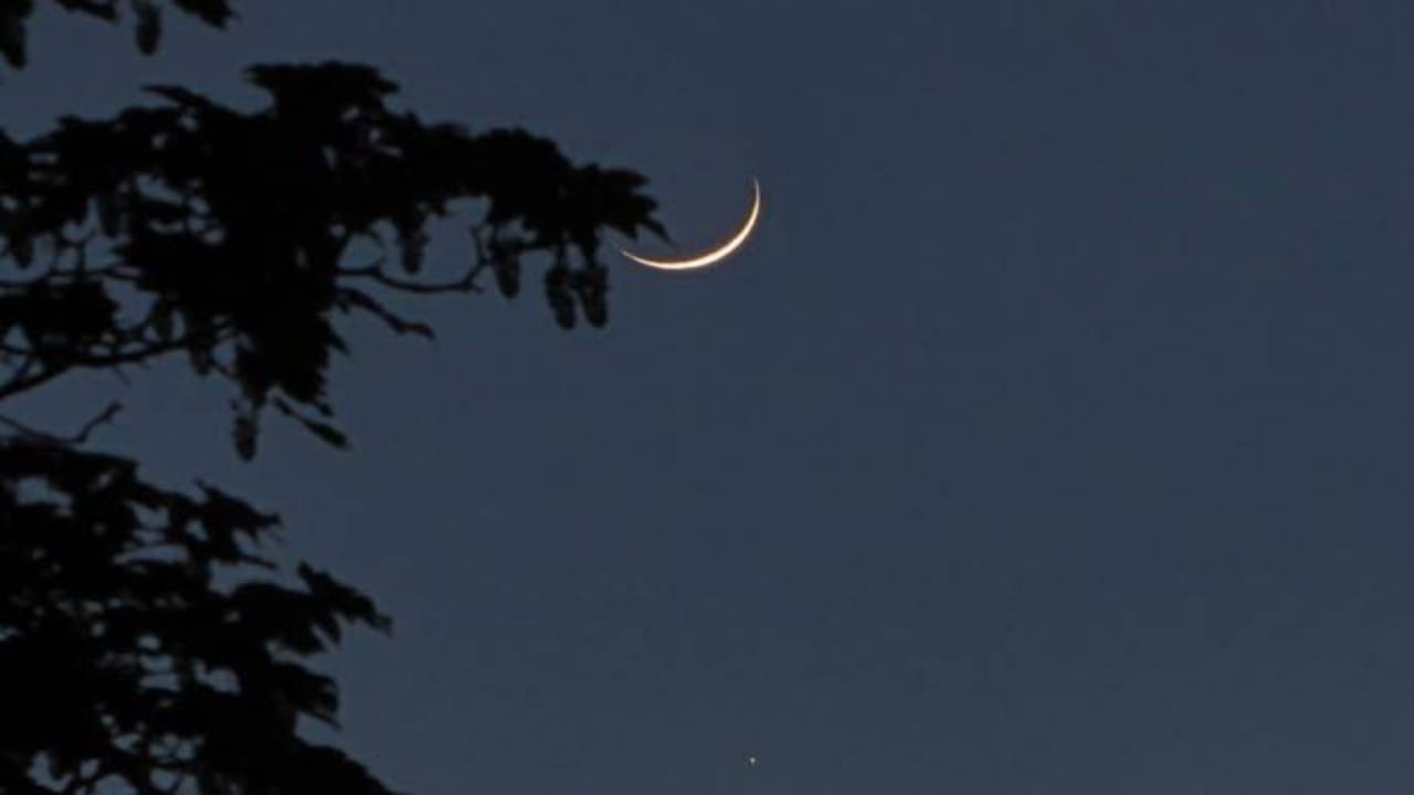 هلال رمضان يزيّن سماء المملكة في مشهد فلكي بديع