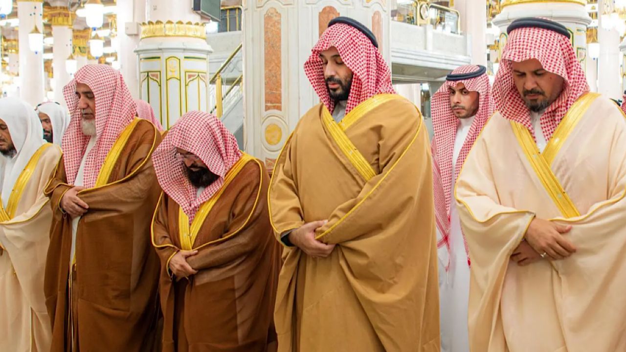 ولي العهد يؤدي الصلاة بالمسجد النبوي ويتشرف بالسلام على رسول الله وصاحبيه.. فيديو