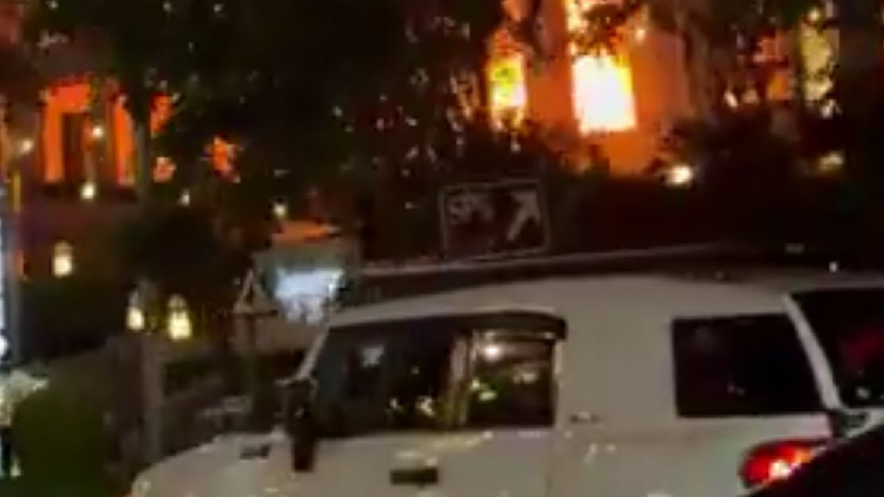 اندلاع حريق في أحد فنادق جزيرة نخلة جميرا إثر صاروخ إيراني.. فيديو
