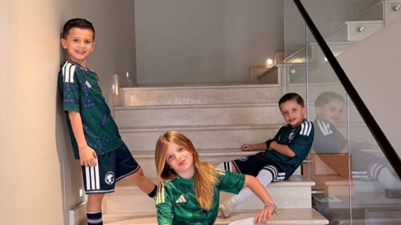 أبناء روبن نيفيز يحتفلون بيوم التأسيس بقميص الأخضر