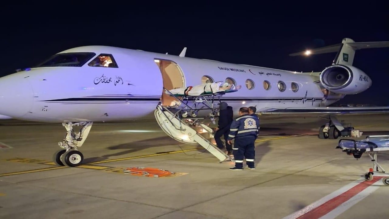 إخلاء طبي جوي لمواطن ومواطنة من مصر إلى المملكة.. صور