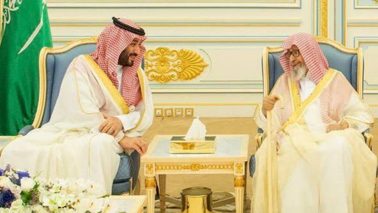 ‏⁧‫ولي العهد‬⁩ يقبل رأس الشيخ ⁧‫صالح الفوزان‬⁩ خلال استقباله المهنئين بشهر رمضان.. فيديو