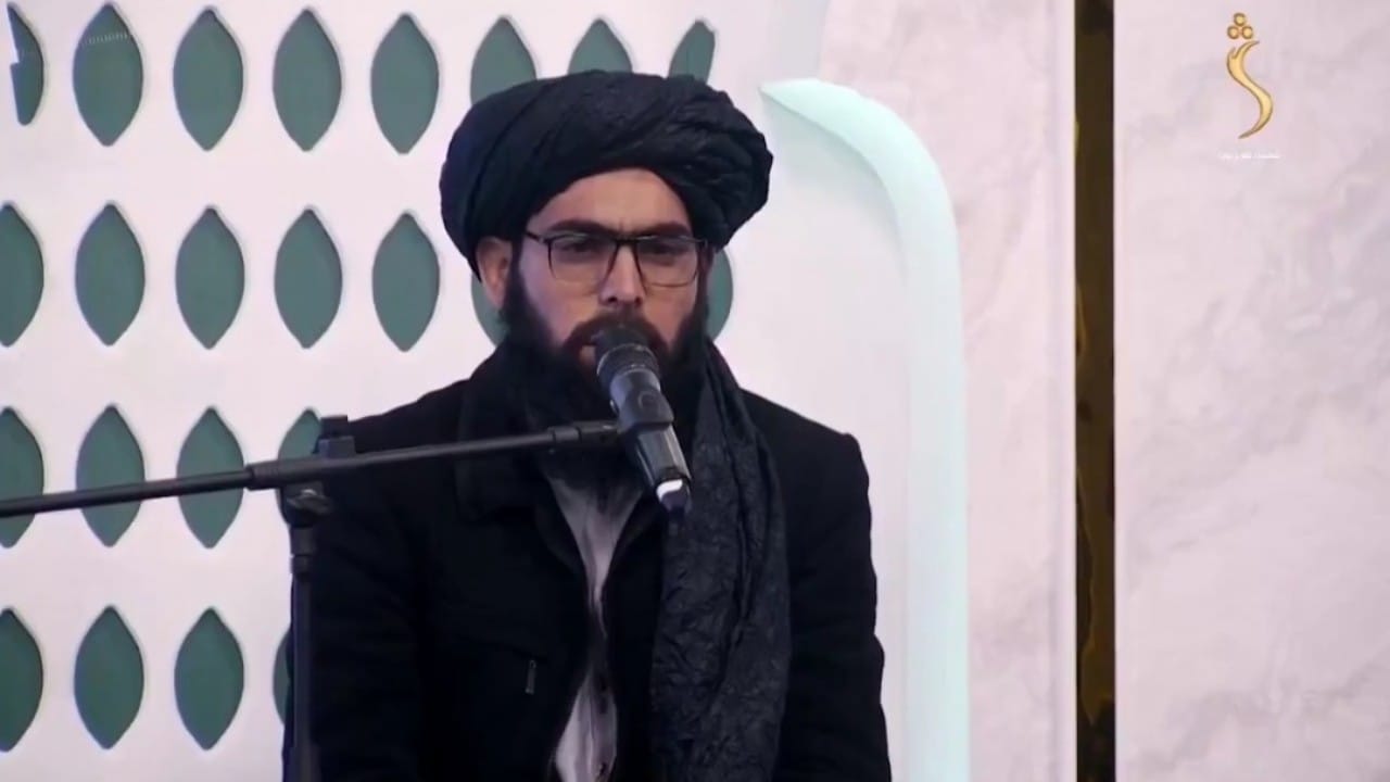 لحظة وقوع الزلزال الذي ضرب أفغانستان بينما القارئ يتلو القرآن.. فيديو