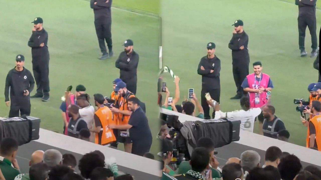 احتفال فالنتين أتانجانا مع جماهير الأهلي بعد تحقيقه رجل المباراة أمام النجمة..فيديو