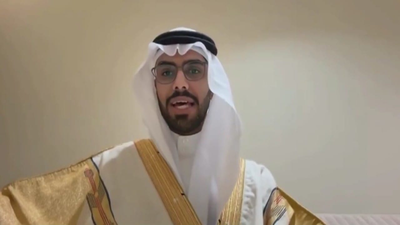 حرفي يكشف القصة التاريخية لبشت “المعلمة” الذي ارتداه رونالدو في يوم التأسيس.. فيديو