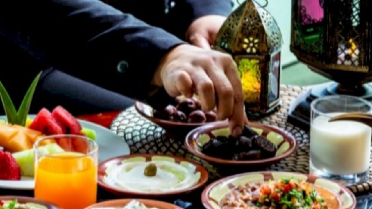 نصائح صحية للصيام تشمل الماء والبروتين والإقلاع عن التدخين .. فيديو