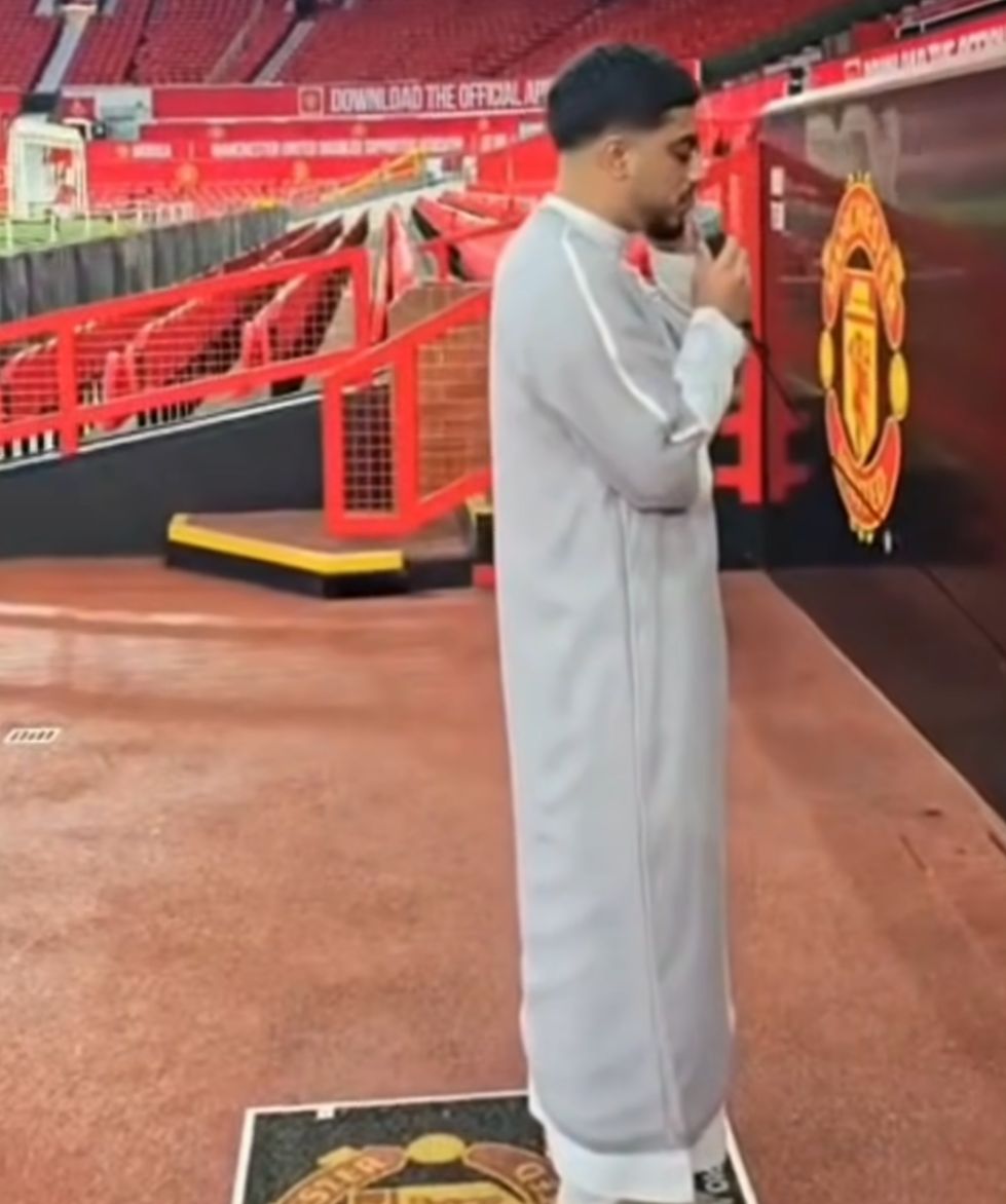 مانشستر يونايتد يحتفل برمضان لأول مرة برفع الآذان في أولد ترافورد.. فيديو