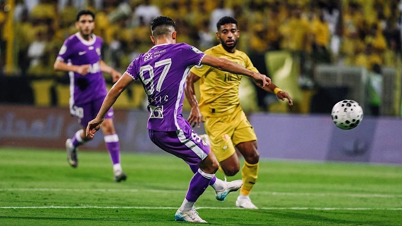 الاتحاد الإماراتي يؤجل مواجهة الوصل والعين لدعم الفريق في الخارج