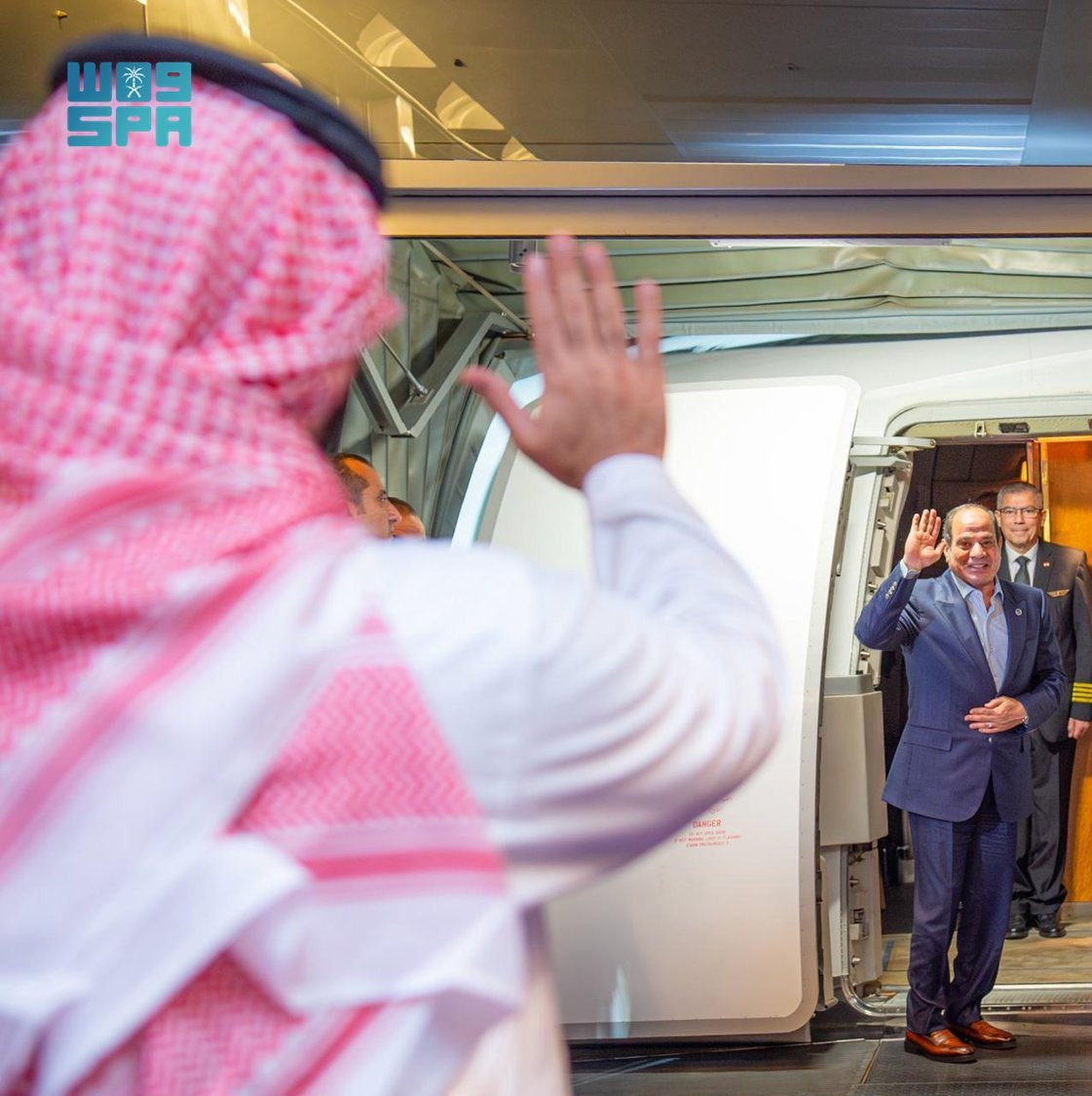 فخامة السيسي يغادر جدة وولي العهد في مقدمة مودعيه.. صور