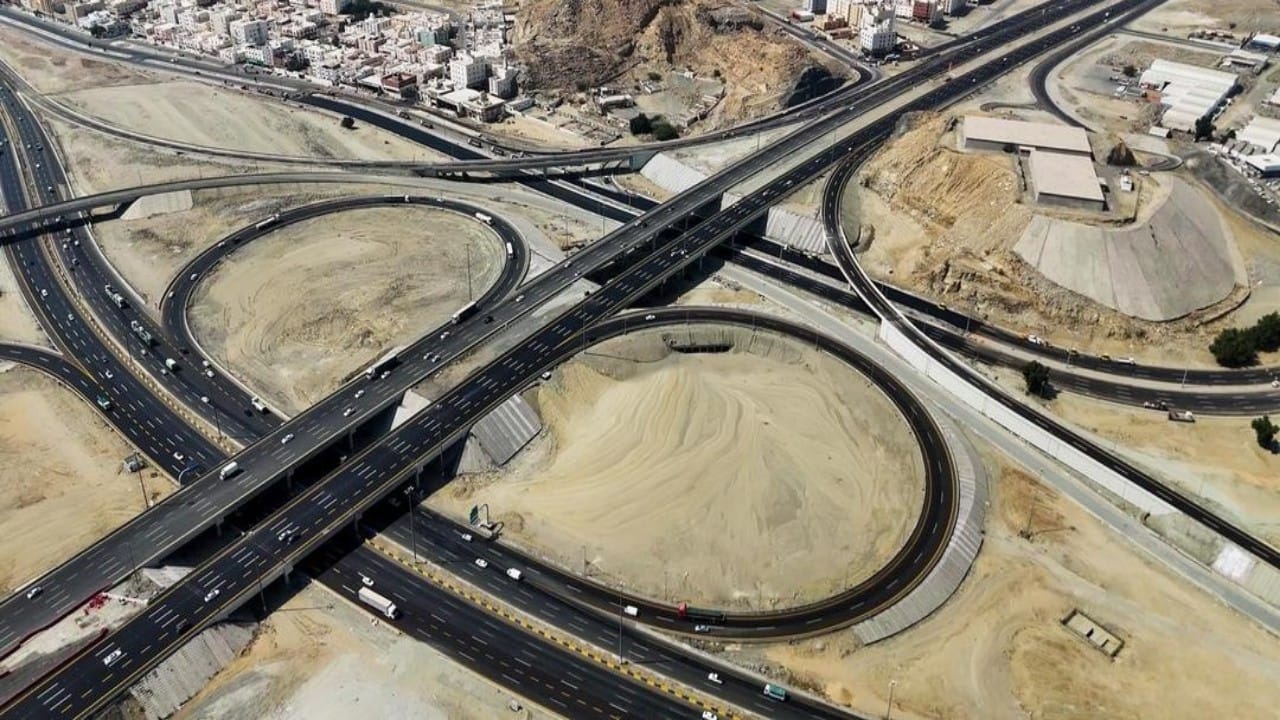 اكتمال تشغيل عناصر تقاطع الدائري الرابع مع طريق السيل في العاصمة المقدسة