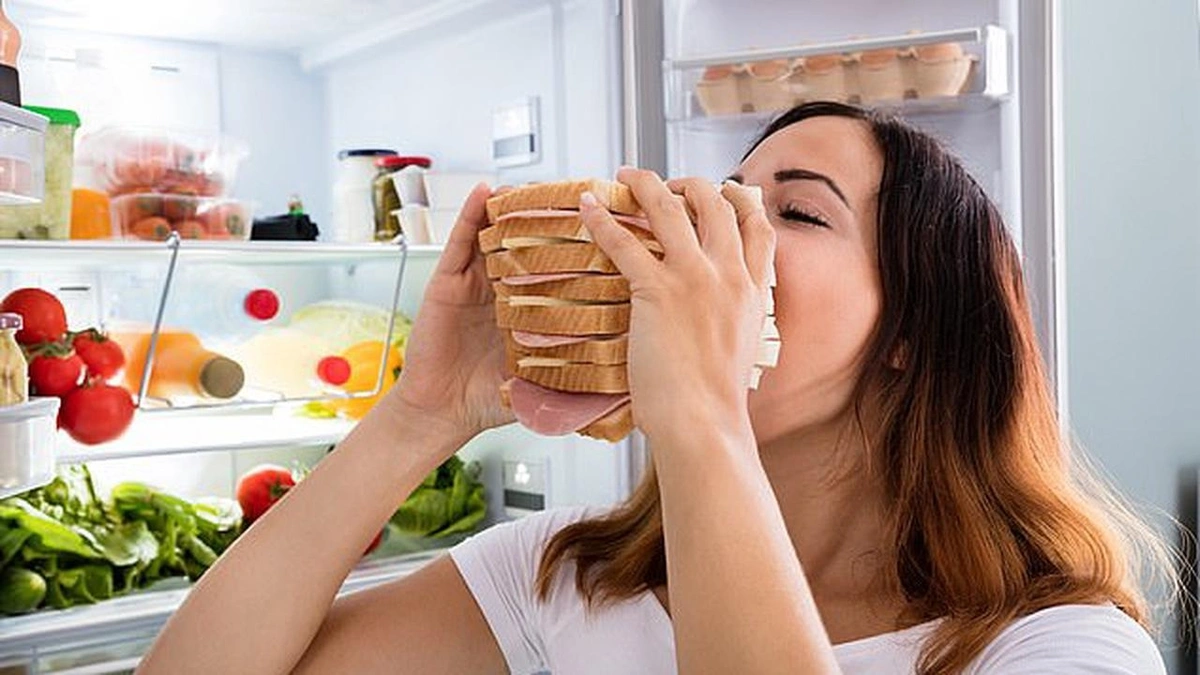 دراسة :  تناول الطعام في ساعات متأخرة من الليل يهدد صحة الدماغ